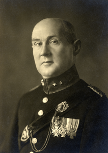 103949 Portret van P.J.A. Bartels, geboren 1882, garnizoenscommandant te Utrecht (1935-1939). Borstbeeld links, in ...